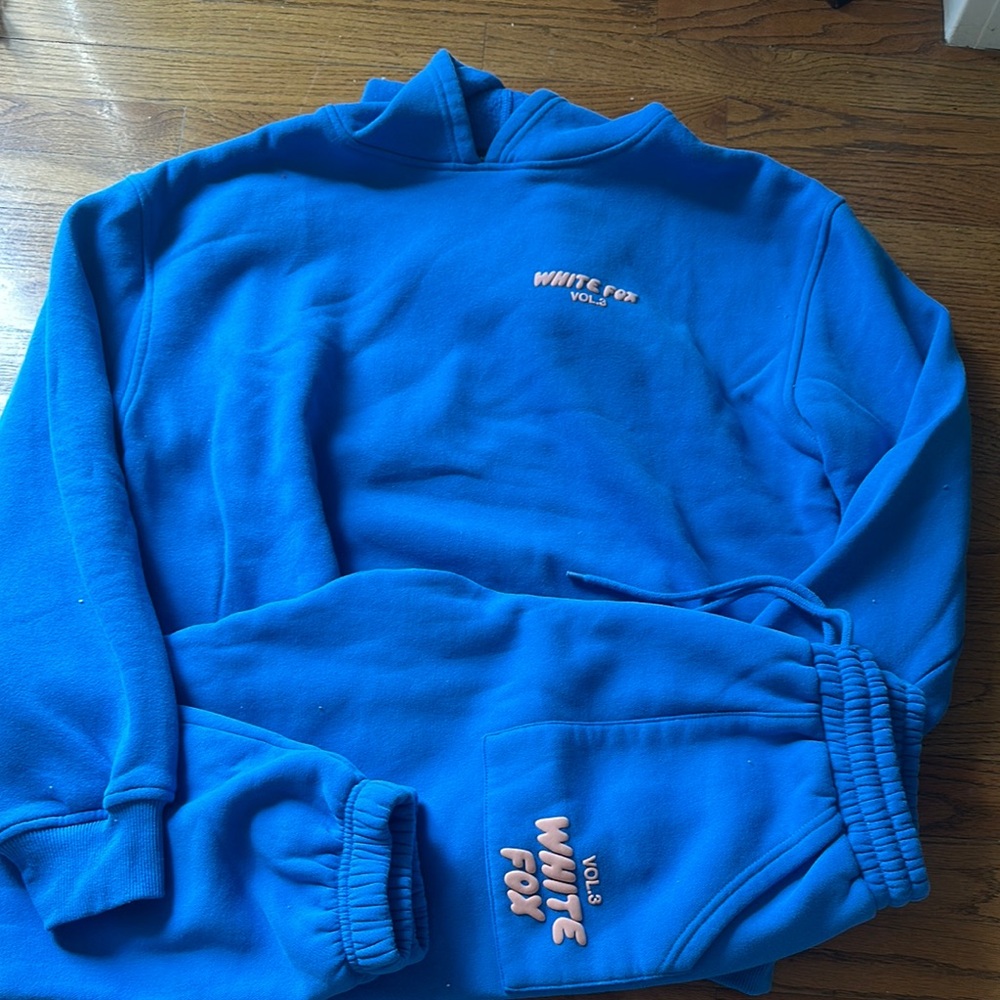 WHITE FOX Vibrant Blue Crewneck Sweater with Soft Texture